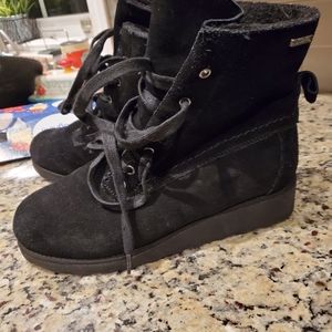 Womans bear paw boots used once